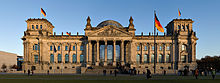 klein_220px-Reichstag_building_Berlin_view_from_west_before_sunset